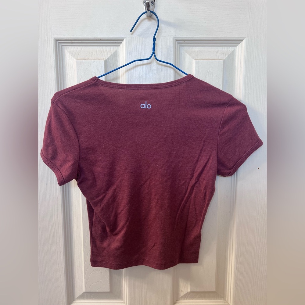 Women's Alo Yoga shirt - Picture 2 of 3